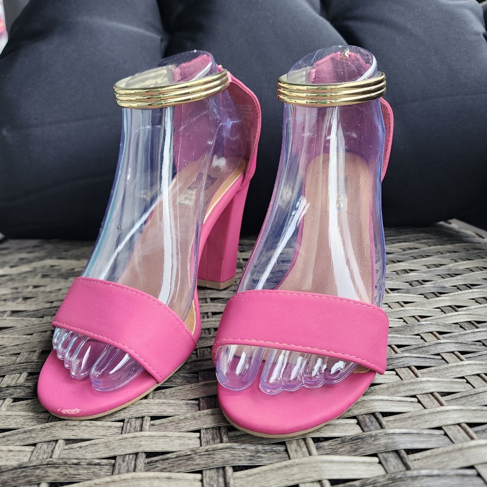 🪼EUC  PINK STRAPPY HEELS WITH GOLD ANKLE STRAP BY ARDENE - SIZE 6
